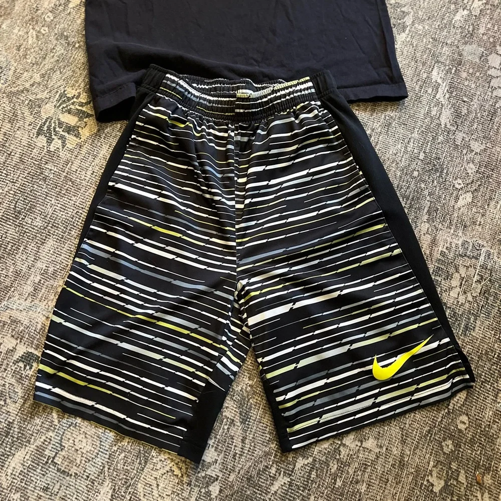 Nike World Traveler Tee & Dri-Fit Stripe Shorts Large